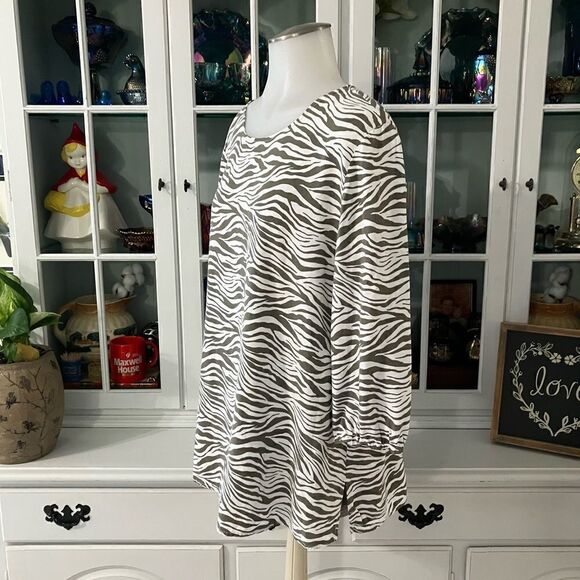Chico’s  Zebra Print Top  Sz Large - Picture 4 of 8